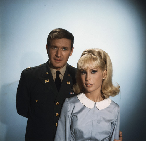 Bill e Barbara na série 'Jeannie é um Gênio', na década de 1960. (Foto: NBC/Arquivo)