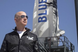 Olhando longe: Jeff Bezos, “esquecido” pelo pai biológico, quer ser lembrado como conquistador do espaço