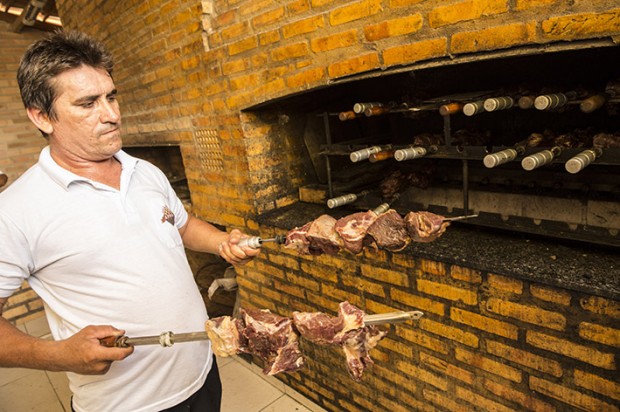 Churrasco de carne de jegue ocorrido na semana passada: banquete para 150 convidados (FOTO LUIZ MAXIMIANO)