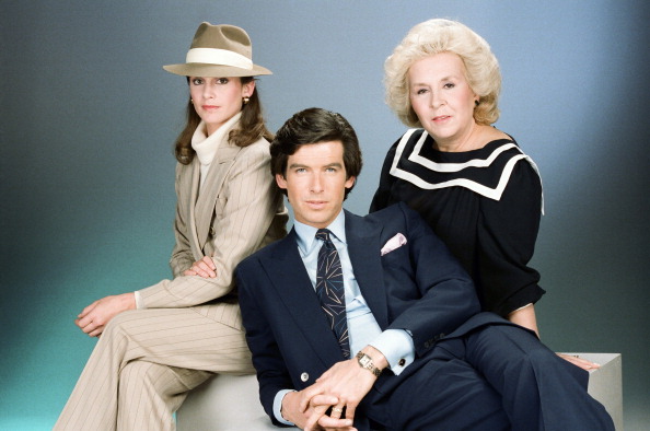Stephanie Zimbalist, Pierce Brosnan e Doris Roberts na série 'Jogo Duplo' (Foto: NBC)