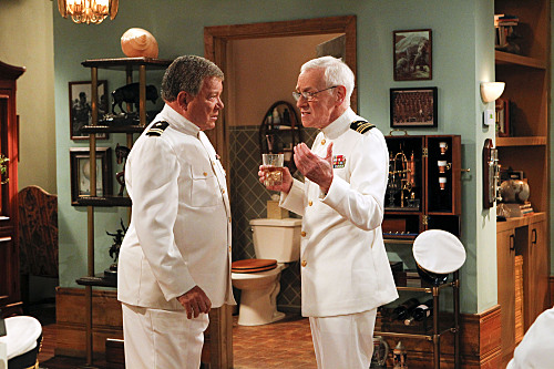 (E-D) William Shatner e John Mahoney em "$#*! MY DAD SAYS" (Foto: Sonja Flemming/CBS)