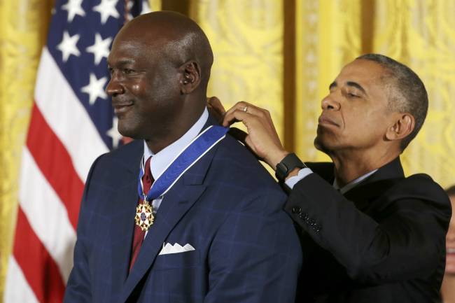 O presidente Obama condecora o ex-jogador de basquete Michael Jordan
