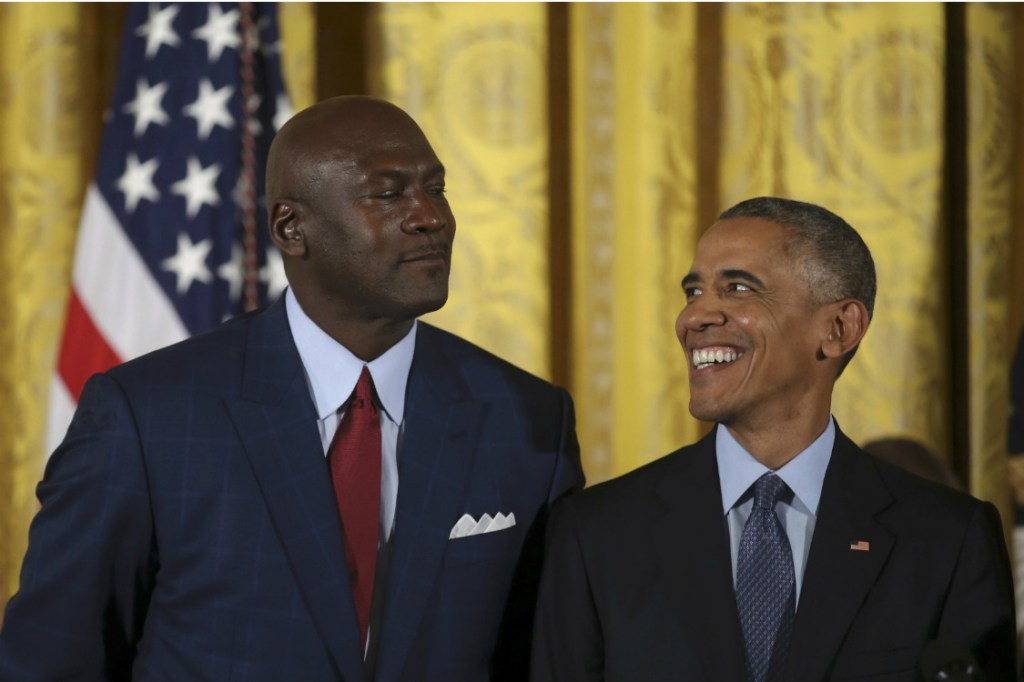 O presidente Obama não contém a tietagem ao lado do ídolo Michael Jordan