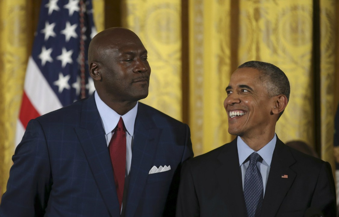 O presidente Obama não contém a tietagem ao lado do ídolo Michael Jordan