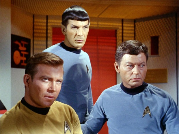 (E-D) William Shatner, Leonard Nimoy e DeForest Kelley (Foto: CBS/Arquivo)