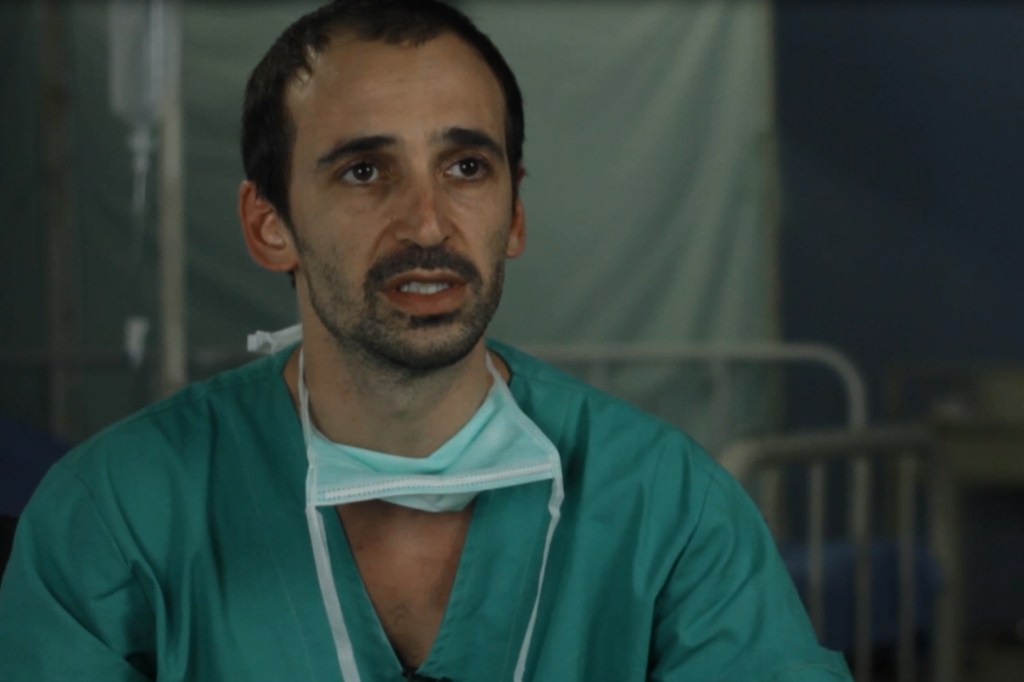 O ator Julio Andrade caracterizado como o médico Evandro, do filme 'Sob Pressão'