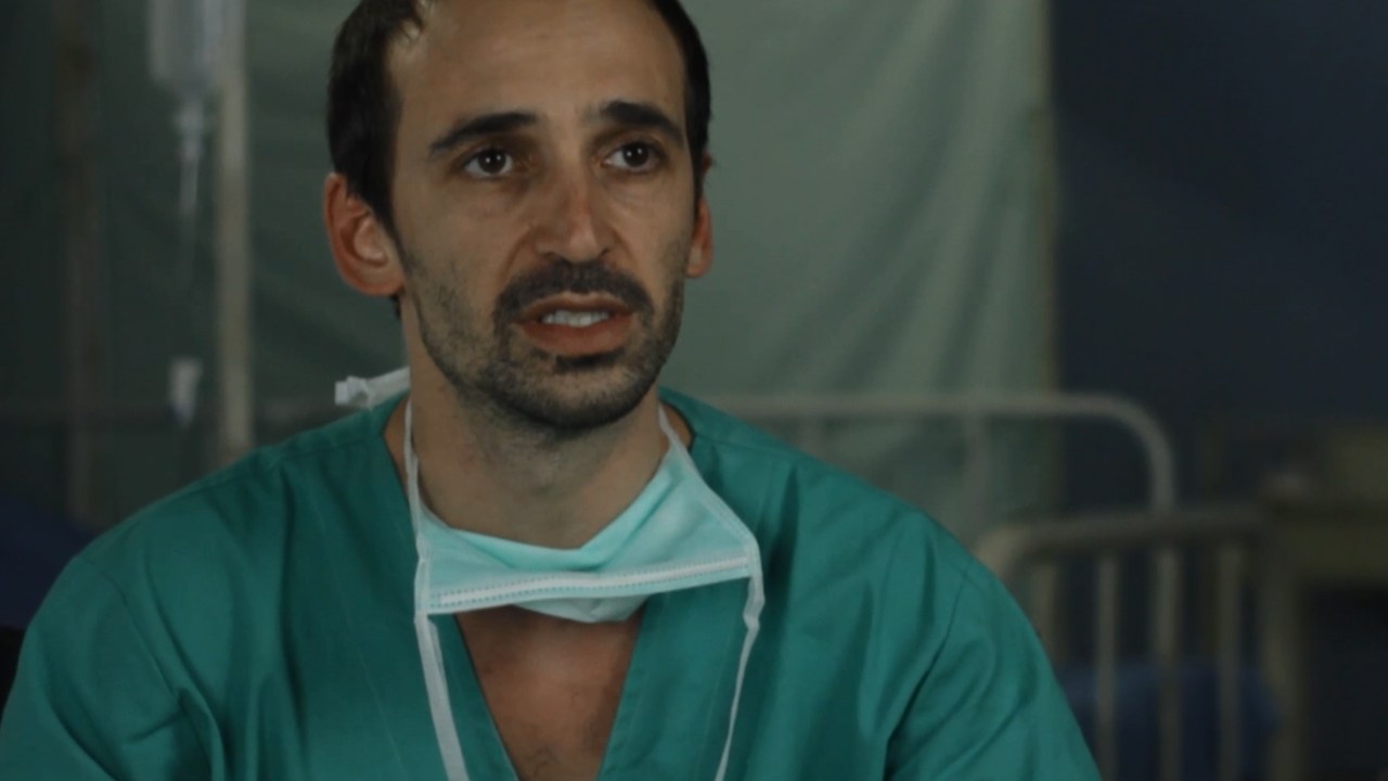 O ator Julio Andrade caracterizado como o médico Evandro, do filme 'Sob Pressão'