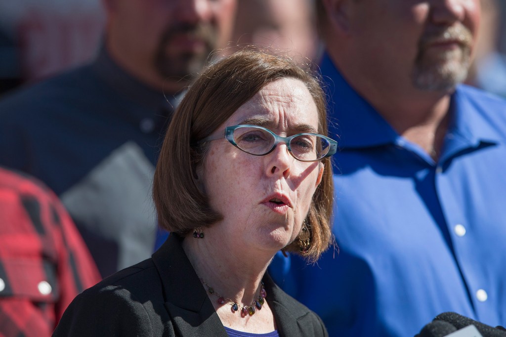 Governadora do estado de Oregon, nos Estados Unidos, discursa sobre o tiroteio na Universidade Umpqua Community, que aconteceu em outubro de 2015