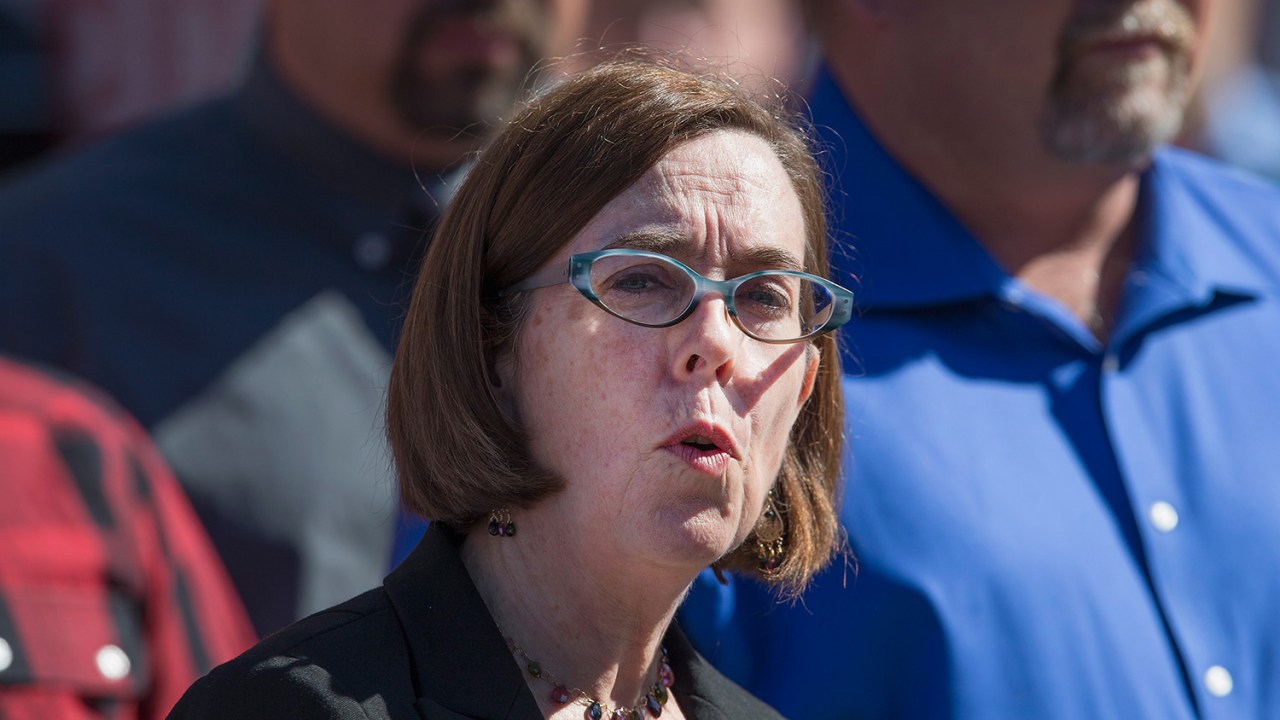 Governadora do estado de Oregon, nos Estados Unidos, discursa sobre o tiroteio na Universidade Umpqua Community, que aconteceu em outubro de 2015