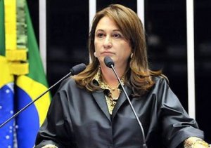 Katia Abreu discursa ao recebeu o título da Academia Brasileira de Filosofia
