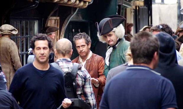 Tom Hollander e Daniel Mays nos bastidores de produção de 'Knifeman' (Foto: Richard McDougall/York)