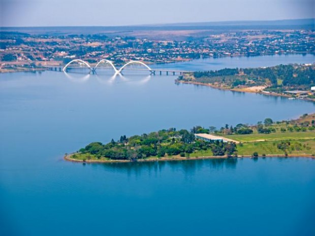Vista aérea do Lago Paranoá, em Brasília, com a ponte JK ao fundo
