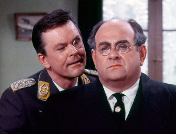 (E-D) Bob Crane e Larry D. Mann em cena de um episódio de 'Guerra Sombra e Água Fresca' (Foto: CBS/Arquivo)