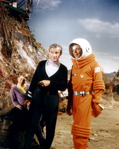 (E-D) Billy Mumy, Jonathan Harris e o ator convidado Lew Gallo em cena de 'Perdidos no Espaço' (Foto: CBS/Arquivo)