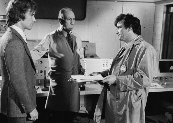 (E-D) Lou Wagner, José Ferrer e Falk em cena de 'Columbo'.