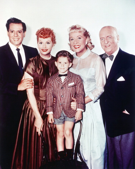 Elenco de 'I Love Lucy': (E-D) Desi, Lucy, Keith Thibodeaux, que interpretou o filho dos Ricardos, Ethel e Fred. (Fotos: CBS/Arquivo)