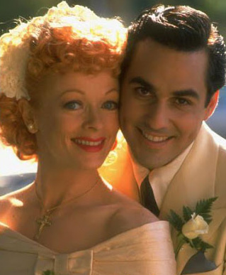 Frances Fisher e Maurice no telefilme 'Lucy & Desi: Before the Laughter' (Foto: CBS/Arquivo)
