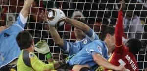 luis-suarez-tira-bola-com-a-mao-no-ultimo-lance-da-prorrogacao-entre-uruguai-e-gana-1278106294593_615x300