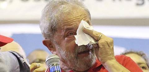Lula chora durante discurso do Sindicato dos Bancários. Seus seguidores perseguiam jornalistas nas ruas (Foto: Fábio Braga/FolhaPress)