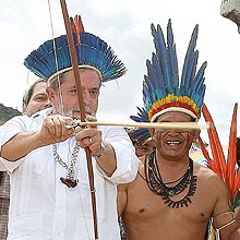 MIRANDO O BOM SENSO: Lula e um indígena, ambos fantasiados de índio, em foto de Ricardo Stuckert, fotógrafo oficial da Presidência