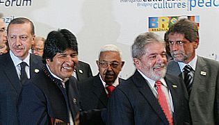 Lula com Evo, que pregou nesta sexta o fim do capitalismo: "Vamos fazer inveja a Serra", disse o brasileiro...