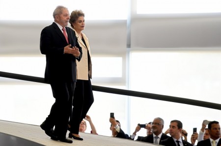 lula-e-dilma-descem-e1469899893466