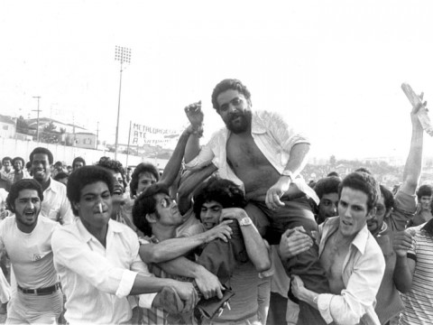 Lula é carregado pelos companheiros em 1979: segundo Tuma Júnior, o "Barba" era informante de Romeu Tuma