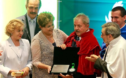 Lula, ao lado de Dilma, exibe o titulo de doutor honoris causa, observado por Mercadante e Marisa Letícia (Foto: Jorge ARaújo/Folhapress)