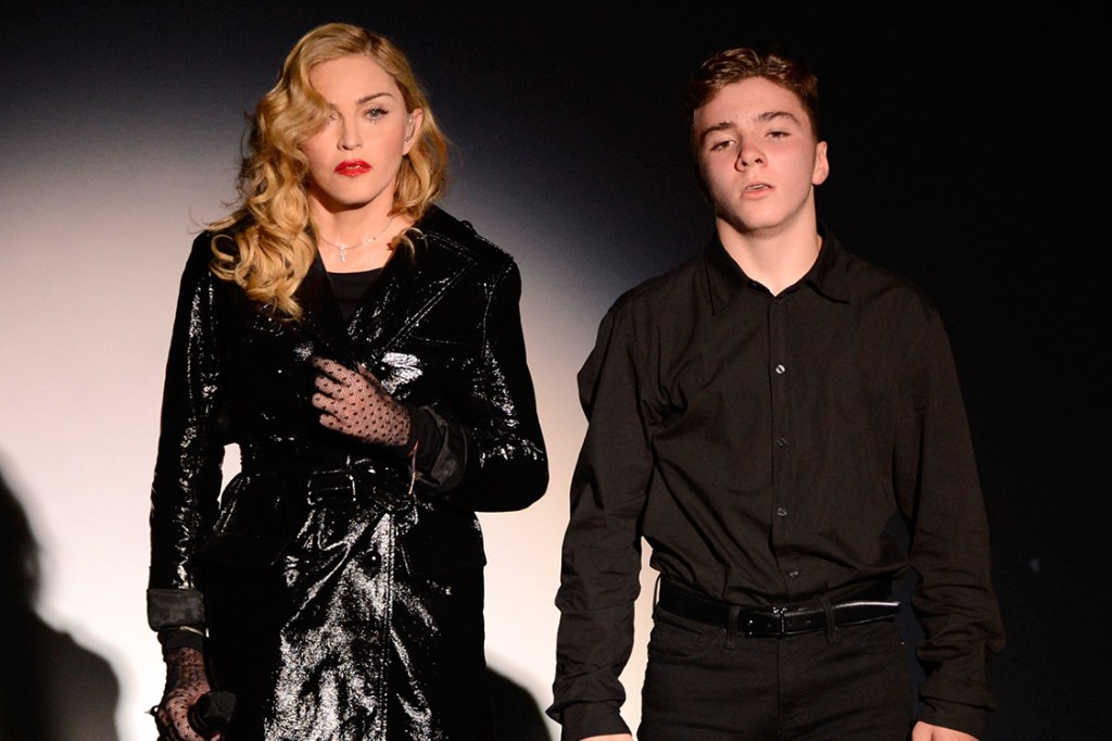 Madonna e Rocco Ritchie se apresentam na Galeria Gagosian, Nova York (2013)