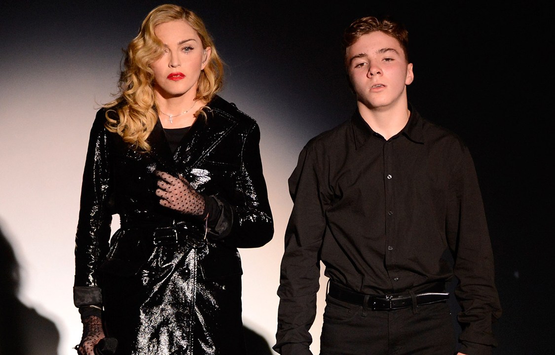 Madonna e Rocco Ritchie se apresentam na Galeria Gagosian, Nova York (2013)