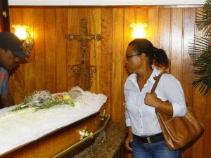 Mae-de-dancarino-DG-no-velorio-do-filho