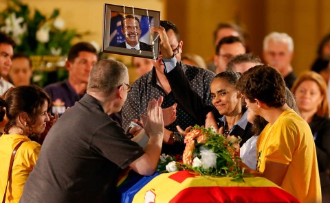 Marina, à beira do caixão de Campos, ergue o retrato do candidato morto:viúva política e rainha posta