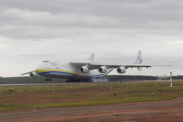 Maior avião do mundo chega no Brasil, no aeroporto de Viracopos, em Campinas - 14/11/2016