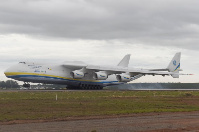 Maior avião do mundo chega no Brasil, no aeroporto de Viracopos, em Campinas. O avião foi projetado para carregar 250 toneladas por longas distâncias - 14/11/2016