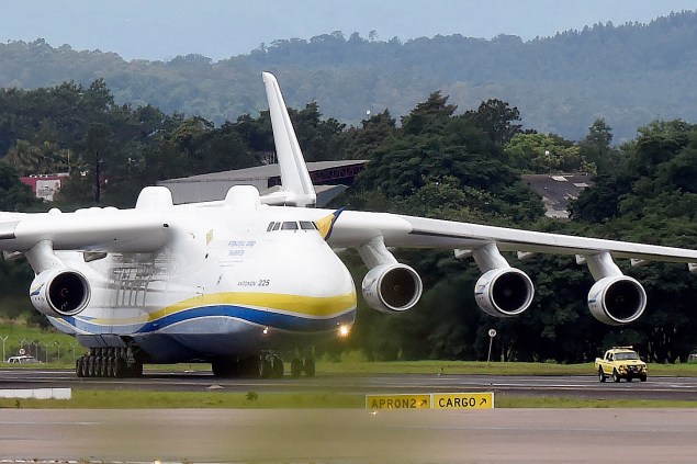 Público observa o maior avião do mundo, após pouso no aeroporto de Viracopos, em Campinas - 14/11/2016