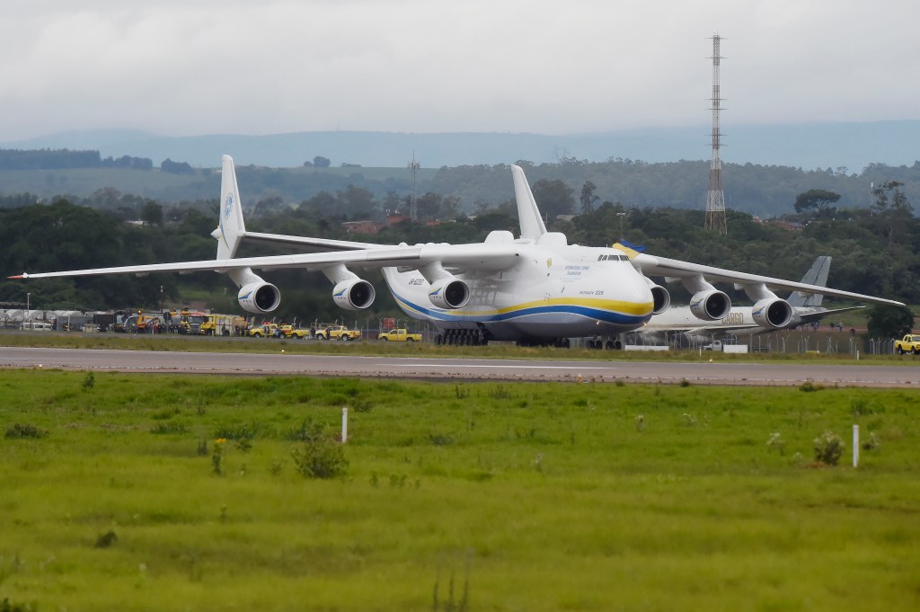 Antonov-225, o maior avião do mundo, projetado para carregar 250 toneladas por longas distâncias, aterrissa em Viracopos, Campinas