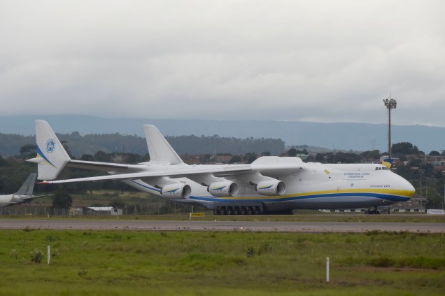 Antonov-225, o maior avião do mundo, projetado para carregar 250 toneladas por longas distâncias, aterrissa em Viracopos, Campinas - 14/11/2016