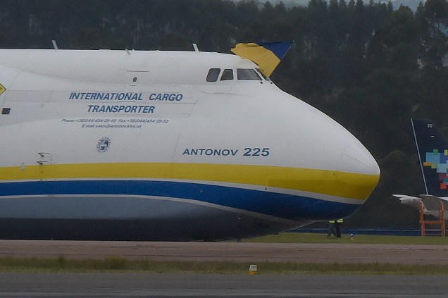 Antonov-225, o maior avião do mundo, projetado para carregar 250 toneladas por longas distâncias, aterrissa em Viracopos, Campinas - 14/11/2016