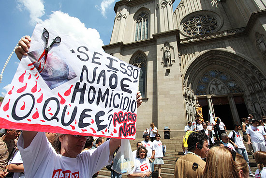 Católicos fizeram hoje um protesto contra o aborto, em São Paulo. Trato do assunto no próximo post (Foto: Warley Leite/Brazil Photo Press/Folhapress)