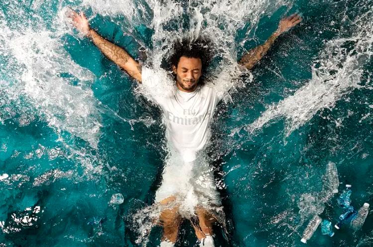 Brasileiro Marcelo em material de campanha das camisas sustentáveis produzidas pela Adidas