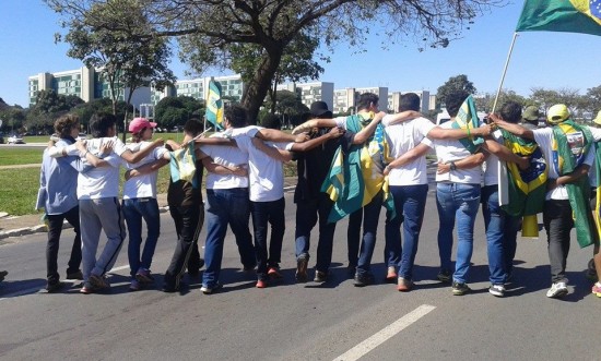 marcha-chega-abra%c3%a7ada-e1432757541680