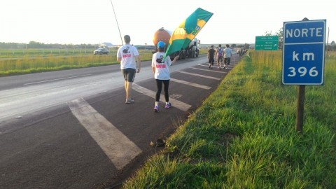 Integrantes do Movimento Brasil Livre se aproximam de Guará. Eles chegarão a Brasília (Foto: Kim Kataguiri)