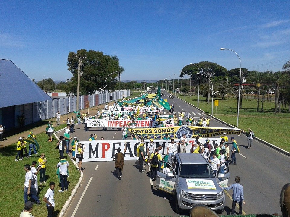 marcha-rua-carro