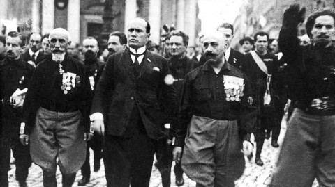 Mussolini (centro) na "Marcha Sobre Roma", em 1922, que marca o golpe fascista