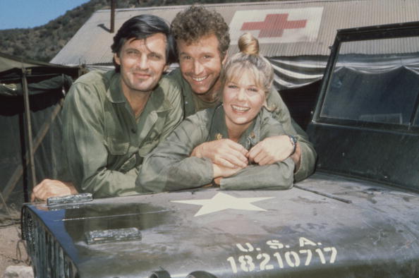 (E-D) Alan Alda, Wayne Rogers e Loretta Swit em 'M*A*S*H' (Foto: CBS/Arquivo)