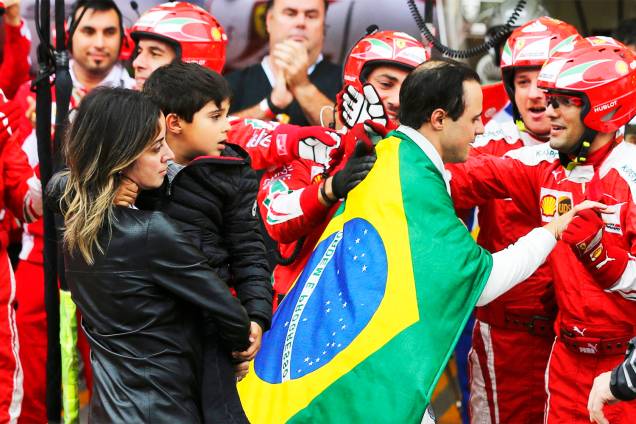 Felipe Massa cumprimenta a equipe da Ferrari, juntamente com sua esposa Rafaella e o filho Felipinho, após abandonar o Grande Prêmio do Brasil de Fórmula 1 - 13/11/2016