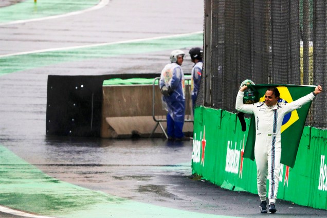 Felipe Massa carrega bandeira do Brasil, em sua despedida do Autódromo de Interlagos - 13/11/2016