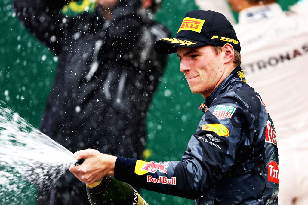 O piloto Max Verstappen, da equipe Red Bull, comemora após conquistar a terceira posição do Grande Prêmio do Brasil de Fórmula 1 - 13/11/2016