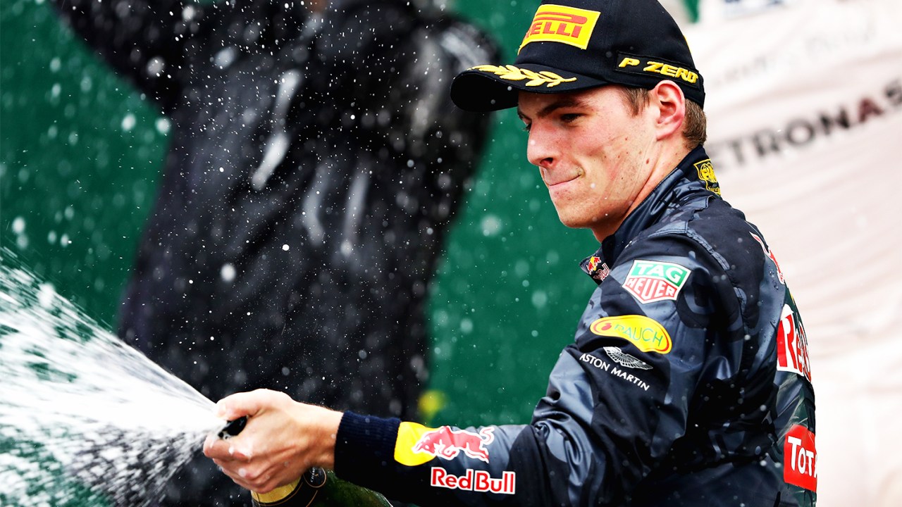 O piloto Max Verstappen, da equipe Red Bull, comemora após conquistar a terceira posição do Grande Prêmio do Brasil de Fórmula 1 - 13/11/2016