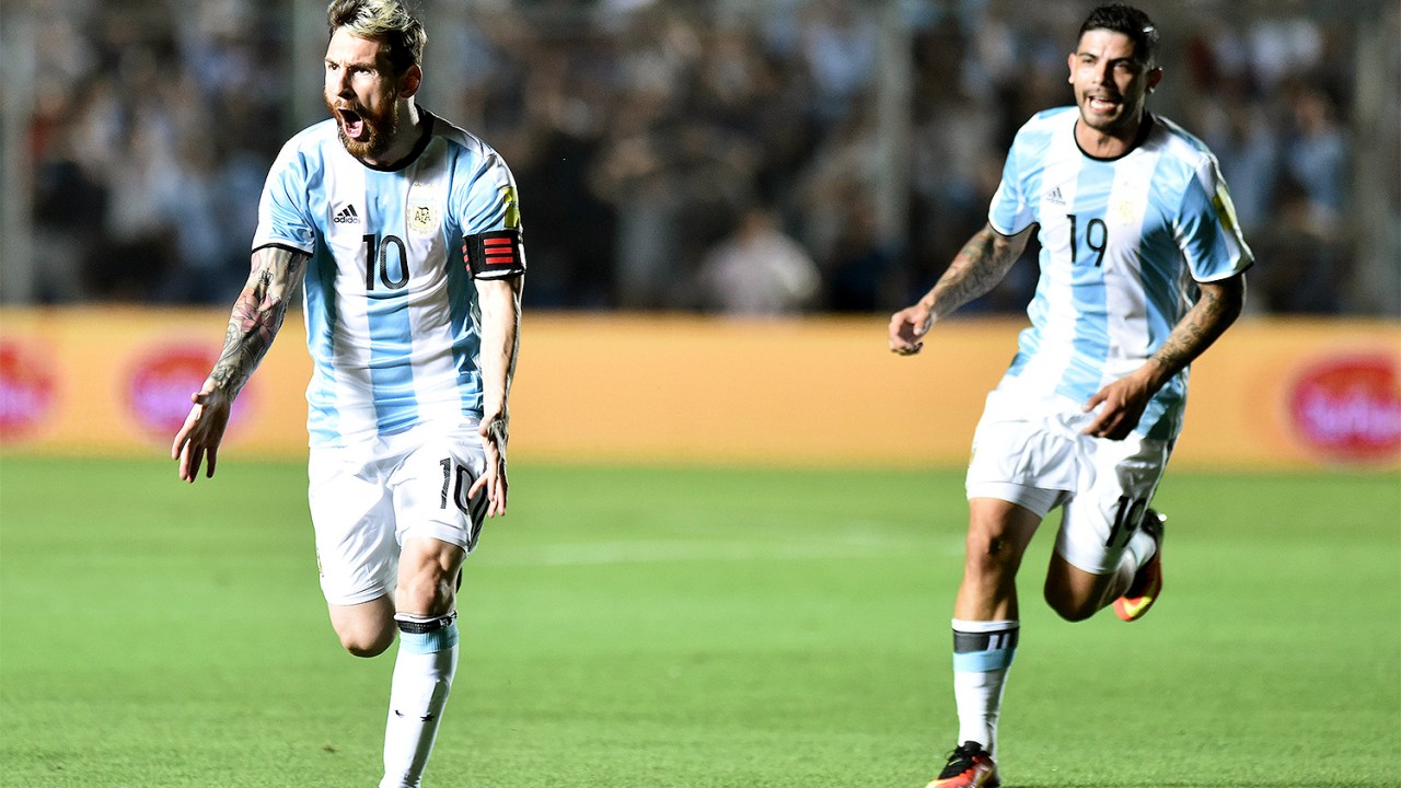 Lionel Messi marca contra a Colombia